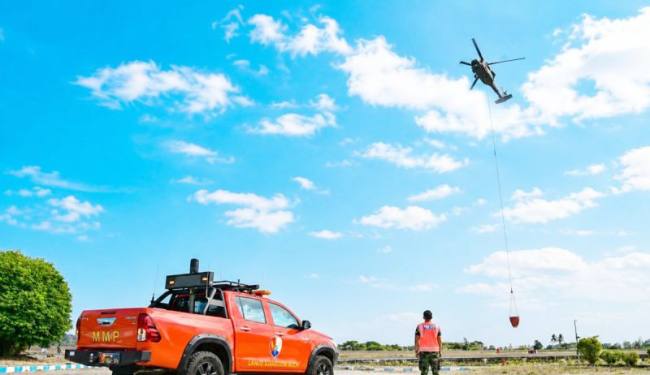 Personel Lanud Sjamsudin Noor siap siaga saat helikopter water bombing lepas landas untuk operasi karhutla. (Foto: HO-Antara)