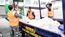 Personel Lanud Sjamsudin Noor saat memindahkan bahan semai ke pesawat BNPB untuk melakukan OMC. (Foto: HO-Antara)