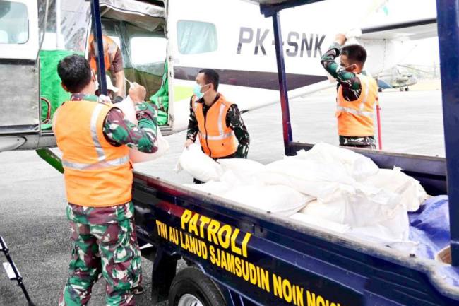 Personel Lanud Sjamsudin Noor saat memindahkan bahan semai ke pesawat BNPB untuk melakukan OMC. (Foto: HO-Antara)