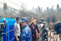 Kapolda Kalsel Irjen Pol Rosyanto Yudha Hermawan bersama Danrem 101/Antasari Brigjen TNI Ilham Yunus, Danlanud Sjamsudin Noor Kolonel Pnb Hilman LP Ambarita dan Kepala BPBD Kalsel Ronny Eka Saputra saat penanggulangan karhutla di area ring 1 Bandara Internasional Syamsudin Noor di Banjarbaru, Jumat (18/9/2026). (Foto: HO-Antara)
