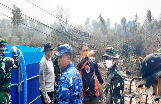 Kapolda Kalsel Irjen Pol Rosyanto Yudha Hermawan bersama Danrem 101/Antasari Brigjen TNI Ilham Yunus, Danlanud Sjamsudin Noor Kolonel Pnb Hilman LP Ambarita dan Kepala BPBD Kalsel Ronny Eka Saputra saat penanggulangan karhutla di area ring 1 Bandara Internasional Syamsudin Noor di Banjarbaru, Jumat (18/9/2026). (Foto: HO-Antara)
