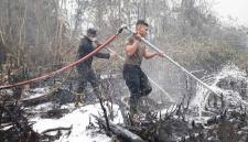 Anggota Polda Kalsel melakukan metode suntik gambut dalam penanggulangan karhutla di Jalan Gubernur Syarkawi Kecamatan Gambut, Kabupaten Banjar. (Foto: Antara)