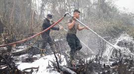 Anggota Polda Kalsel melakukan metode suntik gambut dalam penanggulangan karhutla di Jalan Gubernur Syarkawi Kecamatan Gambut, Kabupaten Banjar. (Foto: Antara)
