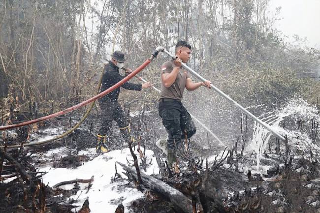 Anggota Polda Kalsel melakukan metode suntik gambut dalam penanggulangan karhutla di Jalan Gubernur Syarkawi Kecamatan Gambut, Kabupaten Banjar. (Foto: Antara)