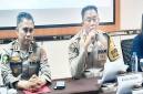 Kabid Humas Polda Kalsel Kombes Pol Nur Khamid bersama Kabid Dokkes Polda Kalsel Kombes Pol dr Much Sofwan menjelaskan proses identifikasi korban KMP Virgo Transport 8. (Foto: Antara)