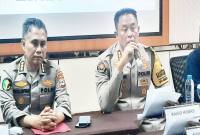 Kabid Humas Polda Kalsel Kombes Pol Nur Khamid bersama Kabid Dokkes Polda Kalsel Kombes Pol dr Much Sofwan menjelaskan proses identifikasi korban KMP Virgo Transport 8. (Foto: Antara)