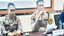 Kabid Humas Polda Kalsel Kombes Pol Nur Khamid bersama Kabid Dokkes Polda Kalsel Kombes Pol dr Much Sofwan menjelaskan proses identifikasi korban KMP Virgo Transport 8. (Foto: Antara)