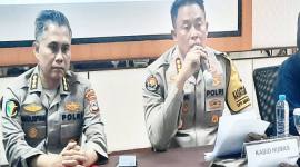 Kabid Humas Polda Kalsel Kombes Pol Nur Khamid bersama Kabid Dokkes Polda Kalsel Kombes Pol dr Much Sofwan menjelaskan proses identifikasi korban KMP Virgo Transport 8. (Foto: Antara)