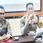Kabid Humas Polda Kalsel Kombes Pol Nur Khamid bersama Kabid Dokkes Polda Kalsel Kombes Pol dr Much Sofwan menjelaskan proses identifikasi korban KMP Virgo Transport 8. (Foto: Antara)