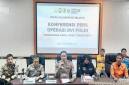 Kabid Humas Polda Kalsel Kombes Pol Nur Khamid bersama Tim DVI saat menyampaikan hasil identifikasi korban Kapal Virgo di Rumah Sakit Bhayangkara Banjarmasin, Senin malam (28/9/2026). (Foto: Antara)
