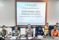 Kabid Humas Polda Kalsel Kombes Pol Nur Khamid bersama Tim DVI saat menyampaikan hasil identifikasi korban Kapal Virgo di Rumah Sakit Bhayangkara Banjarmasin, Senin malam (28/9/2026). (Foto: Antara)