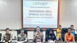 Kabid Humas Polda Kalsel Kombes Pol Nur Khamid bersama Tim DVI saat menyampaikan hasil identifikasi korban Kapal Virgo di Rumah Sakit Bhayangkara Banjarmasin, Senin malam (28/9/2026). (Foto: Antara)
