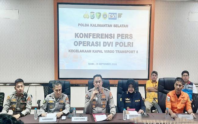 Kabid Humas Polda Kalsel Kombes Pol Nur Khamid bersama Tim DVI saat menyampaikan hasil identifikasi korban Kapal Virgo di Rumah Sakit Bhayangkara Banjarmasin, Senin malam (28/9/2026). (Foto: Antara)
