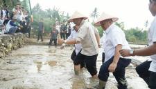 Bupati Penajam Paser Utara Mudyat Noor bersama pejabat Provinsi Kalimantan Timur dan pejabag Kementan memgawali gerakan tanam padi metode PM-AAS di lahan persawahan Desa Bangun Mulya, Kecamatan Waru, Kabupaten Penajam Paaer Utara, Rabu (30/9/2026) (Foto: HO-dokumen Humas Setda Pemkab PPU)