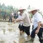 Bupati Penajam Paser Utara Mudyat Noor bersama pejabat Provinsi Kalimantan Timur dan pejabag Kementan memgawali gerakan tanam padi metode PM-AAS di lahan persawahan Desa Bangun Mulya, Kecamatan Waru, Kabupaten Penajam Paaer Utara, Rabu (30/9/2026) (Foto: HO-dokumen Humas Setda Pemkab PPU)
