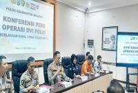 Kabid Humas Polda Kalsel Kombes Pol Nur Khamid bersama tim DVI saat merilis hasil identifikasi jenazah korban Kapal Virgo di Rumah Sakit Bhayangkara Banjarmasin, Rabu malam (30/9/2026). (Foto: Antara)