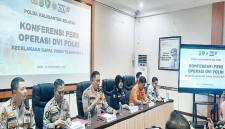Kabid Humas Polda Kalsel Kombes Pol Nur Khamid bersama tim DVI saat merilis hasil identifikasi jenazah korban Kapal Virgo di Rumah Sakit Bhayangkara Banjarmasin, Rabu malam (30/9/2026). (Foto: Antara)