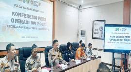 Kabid Humas Polda Kalsel Kombes Pol Nur Khamid bersama tim DVI saat merilis hasil identifikasi jenazah korban Kapal Virgo di Rumah Sakit Bhayangkara Banjarmasin, Rabu malam (30/9/2026). (Foto: Antara)