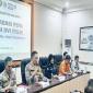 Kabid Humas Polda Kalsel Kombes Pol Nur Khamid bersama tim DVI saat merilis hasil identifikasi jenazah korban Kapal Virgo di Rumah Sakit Bhayangkara Banjarmasin, Rabu malam (30/9/2026). (Foto: Antara)