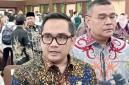 Ketua Komisi II DPR RI Muhammad Rifqinizamy Karsayuda (kiri) saat melaksanakan rangkaian kunjungan kerja dengan tiga agenda utama terkait sertipikat pertanahan masyarakat dan pemerintah daerah hingga penyaluran bantuan penanganan sampah bagi daerah di Banjarbaru, Kalimantan Selatan, Rabu (2/9/2026). (Foto: Dok Antara)
