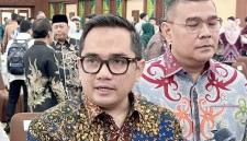Ketua Komisi II DPR RI Muhammad Rifqinizamy Karsayuda (kiri) saat melaksanakan rangkaian kunjungan kerja dengan tiga agenda utama terkait sertipikat pertanahan masyarakat dan pemerintah daerah hingga penyaluran bantuan penanganan sampah bagi daerah di Banjarbaru, Kalimantan Selatan, Rabu (2/9/2026). (Foto: Dok Antara)
