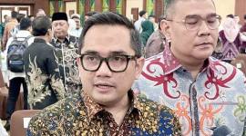 Ketua Komisi II DPR RI Muhammad Rifqinizamy Karsayuda (kiri) saat melaksanakan rangkaian kunjungan kerja dengan tiga agenda utama terkait sertipikat pertanahan masyarakat dan pemerintah daerah hingga penyaluran bantuan penanganan sampah bagi daerah di Banjarbaru, Kalimantan Selatan, Rabu (2/9/2026). (Foto: Dok Antara)

