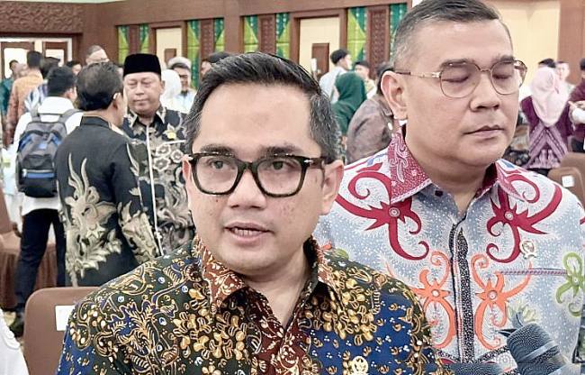 Ketua Komisi II DPR RI Muhammad Rifqinizamy Karsayuda (kiri) saat melaksanakan rangkaian kunjungan kerja dengan tiga agenda utama terkait sertipikat pertanahan masyarakat dan pemerintah daerah hingga penyaluran bantuan penanganan sampah bagi daerah di Banjarbaru, Kalimantan Selatan, Rabu (2/9/2026). (Foto: Dok Antara)

