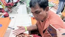 Ahmad Saudi, penumpang yang selamat korban kecelakaan Kapal Virgo Transport 8, memberikan keterangan setelah mendapatkan perawatan kesehatan di Pelabuhan Trisakti Banjarmasin, Kalimantan Selatan, Minggu (13/9/2026) malam. (Foto: Antara)