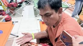 Ahmad Saudi, penumpang yang selamat korban kecelakaan Kapal Virgo Transport 8, memberikan keterangan setelah mendapatkan perawatan kesehatan di Pelabuhan Trisakti Banjarmasin, Kalimantan Selatan, Minggu (13/9/2026) malam. (Foto: Antara)