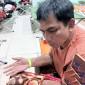 Ahmad Saudi, penumpang yang selamat korban kecelakaan Kapal Virgo Transport 8, memberikan keterangan setelah mendapatkan perawatan kesehatan di Pelabuhan Trisakti Banjarmasin, Kalimantan Selatan, Minggu (13/9/2026) malam. (Foto: Antara)