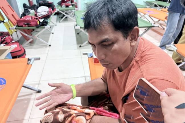 Ahmad Saudi, penumpang yang selamat korban kecelakaan Kapal Virgo Transport 8, memberikan keterangan setelah mendapatkan perawatan kesehatan di Pelabuhan Trisakti Banjarmasin, Kalimantan Selatan, Minggu (13/9/2026) malam. (Foto: Antara)