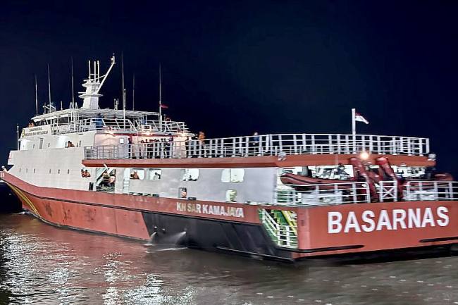 KN SAR Kamajaya berangkat membawa 89 personel untuk melaksanakan operasi SAR hari kedelapan pada Minggu (20/9) setelah rapat evaluasi operasi hari ketujuh kecelakaan KM Virgo Transport 8, di Pelabuhan Trisakti, Banjarmasin, Kalimantan Selatan, Sabtu (19/9/2026) malam. (Foto: Antara)