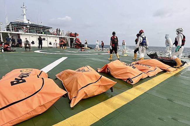 Tim SAR gabungan mengevakuasi total 14 jasad yang baru ditemukan dari dalam badan kapal yang tenggelam ke KN SAR Pacitan sebelum diterbangkan menggunakan Helikopter HR 3601 dan Panther TNI AL pada operasi SAR hari ke-12 kecelakaan KM Virgo Transport 8, di perairan Masalembo, Laut Jawa, Kamis (24/9/2026). (Foto: HO-Basarnas)