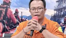 Kepala Kantor SAR Kelas A Banjarmasin I Putu Sudayana memberikan keterangan dalam konferensi pers perkembangan operasi SAR hari ke-13 kecelakaan KM Virgo Transport 8, di Pelabuhan Trisakti, Banjarmasin, Kalimantan Selatan, Jumat (25/9/2026) malam. (Foto: HO-Antara)

