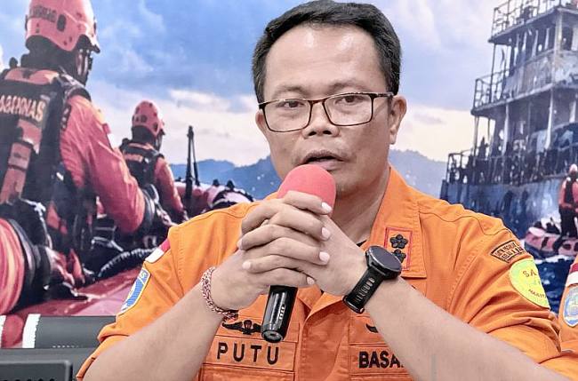 Kepala Kantor SAR Kelas A Banjarmasin I Putu Sudayana memberikan keterangan dalam konferensi pers perkembangan operasi SAR hari ke-13 kecelakaan KM Virgo Transport 8, di Pelabuhan Trisakti, Banjarmasin, Kalimantan Selatan, Jumat (25/9/2026) malam. (Foto: HO-Antara)
