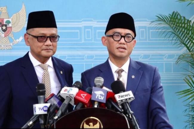 Menteri Haji dan Umrah Mochamad Irfan Yusuf (kiri) bersama Wakil Menteri Haji dan Umrah Dahnil Anzar Simanjuntak memberikan keterangan pers seusai menghadap Presiden Prabowo Subianto di Istana Kepresidenan RI, Jakarta, Senin (28/9/2026). (Foto: Antara/Irfansyah Nasution)
