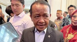 
Menteri Energi dan Sumber Daya Mineral (ESDM) Bahlil Lahadalia memberi keterangan setelah acara Innovation Technology for Social and Environmental Awards (InTechSEA) yang digelar di Jakarta, Senin (14/9/2026). (Foto: Antara/Putu Indah S)
