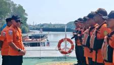 Kepala Kantor Pencarian dan Pertolongan Kelas A Balikpapan, Dody Setiawan Suwondo (kiri-depan) memberi pengarahan, sebelum memberangkatkan tim ke Banjarmasin, pada Minggu (13/9/2026). (Foto: HO-Humas KPP Balikpapan)