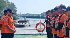 Kepala Kantor Pencarian dan Pertolongan Kelas A Balikpapan, Dody Setiawan Suwondo (kiri-depan) memberi pengarahan, sebelum memberangkatkan tim ke Banjarmasin, pada Minggu (13/9/2026). (Foto: HO-Humas KPP Balikpapan)