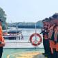 Kepala Kantor Pencarian dan Pertolongan Kelas A Balikpapan, Dody Setiawan Suwondo (kiri-depan) memberi pengarahan, sebelum memberangkatkan tim ke Banjarmasin, pada Minggu (13/9/2026). (Foto: HO-Humas KPP Balikpapan)