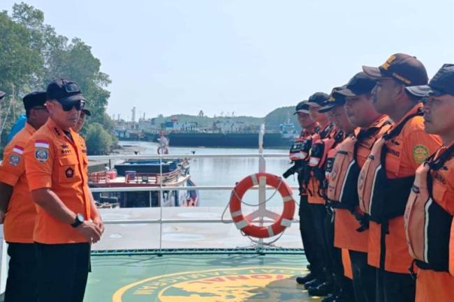 Kepala Kantor Pencarian dan Pertolongan Kelas A Balikpapan, Dody Setiawan Suwondo (kiri-depan) memberi pengarahan, sebelum memberangkatkan tim ke Banjarmasin, pada Minggu (13/9/2026). (Foto: HO-Humas KPP Balikpapan)