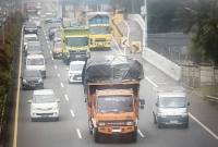 Foto Ilustrasi - Truk berukuran besar dan bermuatan banyak melintas di salah satu ruas jalan. (Foto: HO-Ditjen Perhubungan Darat, Kemenhub)
