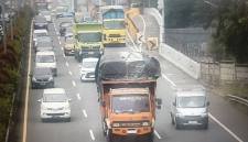 Foto Ilustrasi - Truk berukuran besar dan bermuatan banyak melintas di salah satu ruas jalan. (Foto: HO-Ditjen Perhubungan Darat, Kemenhub)