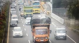 Foto Ilustrasi - Truk berukuran besar dan bermuatan banyak melintas di salah satu ruas jalan. (Foto: HO-Ditjen Perhubungan Darat, Kemenhub)