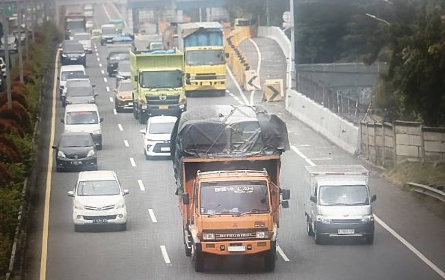 Foto Ilustrasi - Truk berukuran besar dan bermuatan banyak melintas di salah satu ruas jalan. (Foto: HO-Ditjen Perhubungan Darat, Kemenhub)