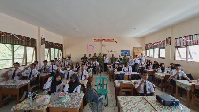 Tim Pasis Dikreg LVI Sesko TNI saat pada saat edukasi. siswa (SuarIndonesia/Ist)  