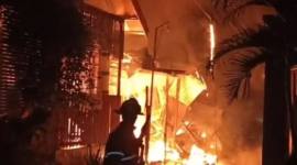 Kobaran api gegerkan warga Jalan Pandu Gang Damai RT 19/RW 02, Kelurahan Kebun Bunga, Kecamatan Banjarmasin Timur, Kamis (3/9/2026) dini hari.. SuarIndonesia/Ist)