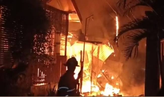 Kobaran api gegerkan warga Jalan Pandu Gang Damai RT 19/RW 02, Kelurahan Kebun Bunga, Kecamatan Banjarmasin Timur, Kamis (3/9/2026) dini hari.. SuarIndonesia/Ist)