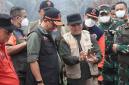 Gubernur Ria Norsan turun langsung ke lokasi bersama Kepala Badan Nasional Penanggulangan Bencana (BNPB), Letjen Suharyanto, dan Pangdam XII/Tanjungpura untuk melihat kondisi lahan sekaligus memastikan proses pemadaman berjalan optimal. (Foto: HO-Prokopim Kalbar)