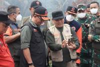 Gubernur Ria Norsan turun langsung ke lokasi bersama Kepala Badan Nasional Penanggulangan Bencana (BNPB), Letjen Suharyanto, dan Pangdam XII/Tanjungpura untuk melihat kondisi lahan sekaligus memastikan proses pemadaman berjalan optimal. (Foto: HO-Prokopim Kalbar)